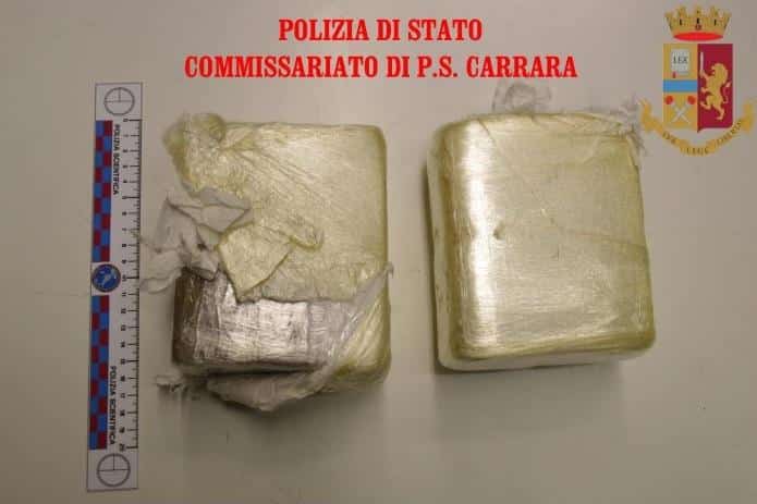 Fuga rocambolesca con oltre due chili di hashish in auto: arrestato