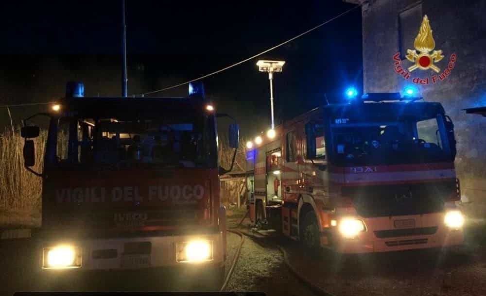 Boato nella notte, esplode un magazzino edile: forse un’azione dolosa