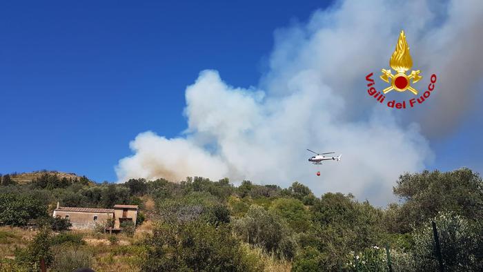 Fiamme all’Argentario, 5 famiglie evacuate