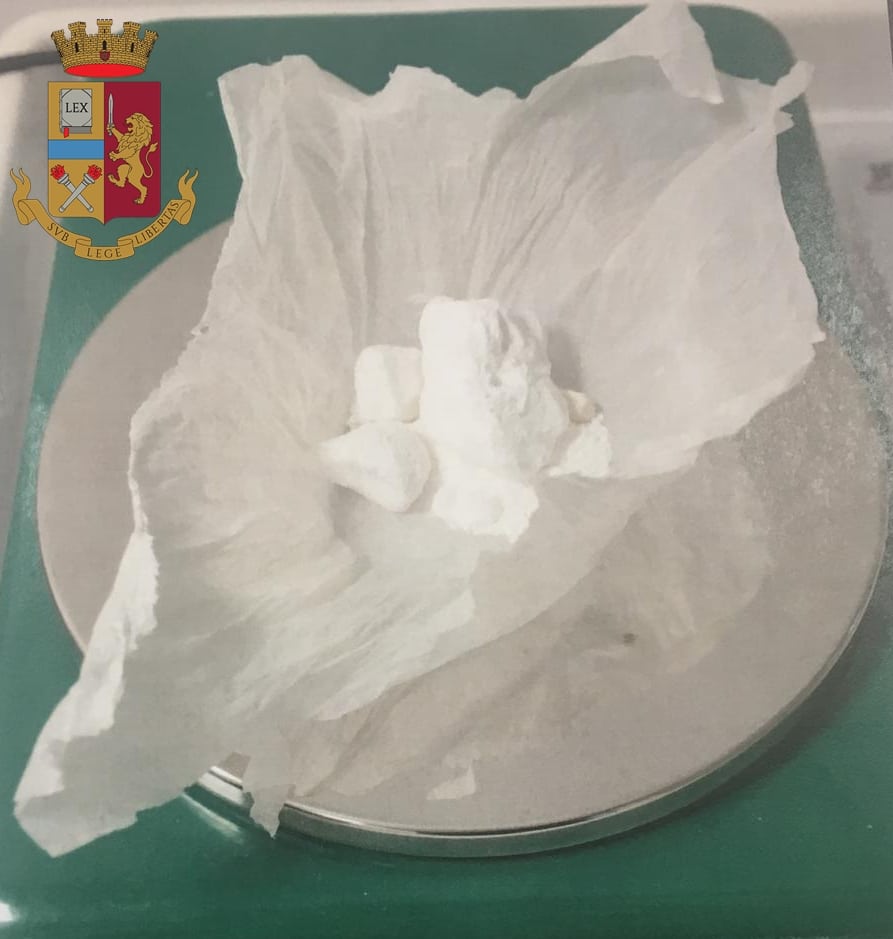 Cocaina, soldi e un taser: arrestato un albanese