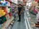Controllo multiforze in un supermercato cinese, sequestrate centinaia di confezioni alimentari
