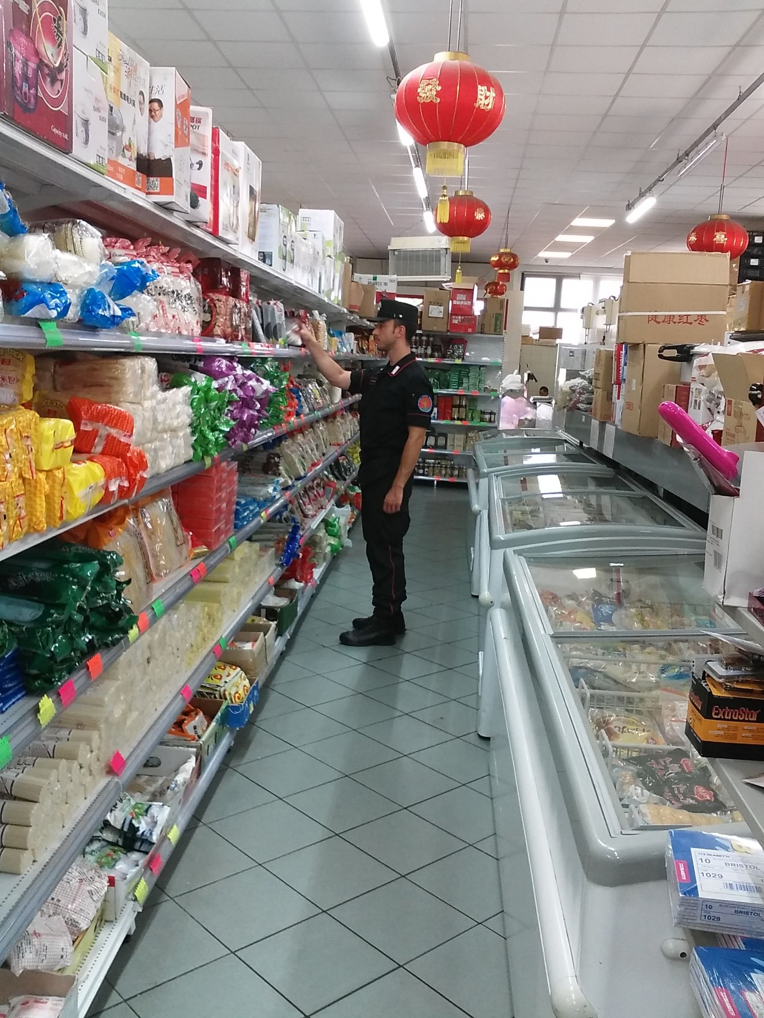 Controllo multiforze in un supermercato cinese, sequestrate centinaia di confezioni alimentari