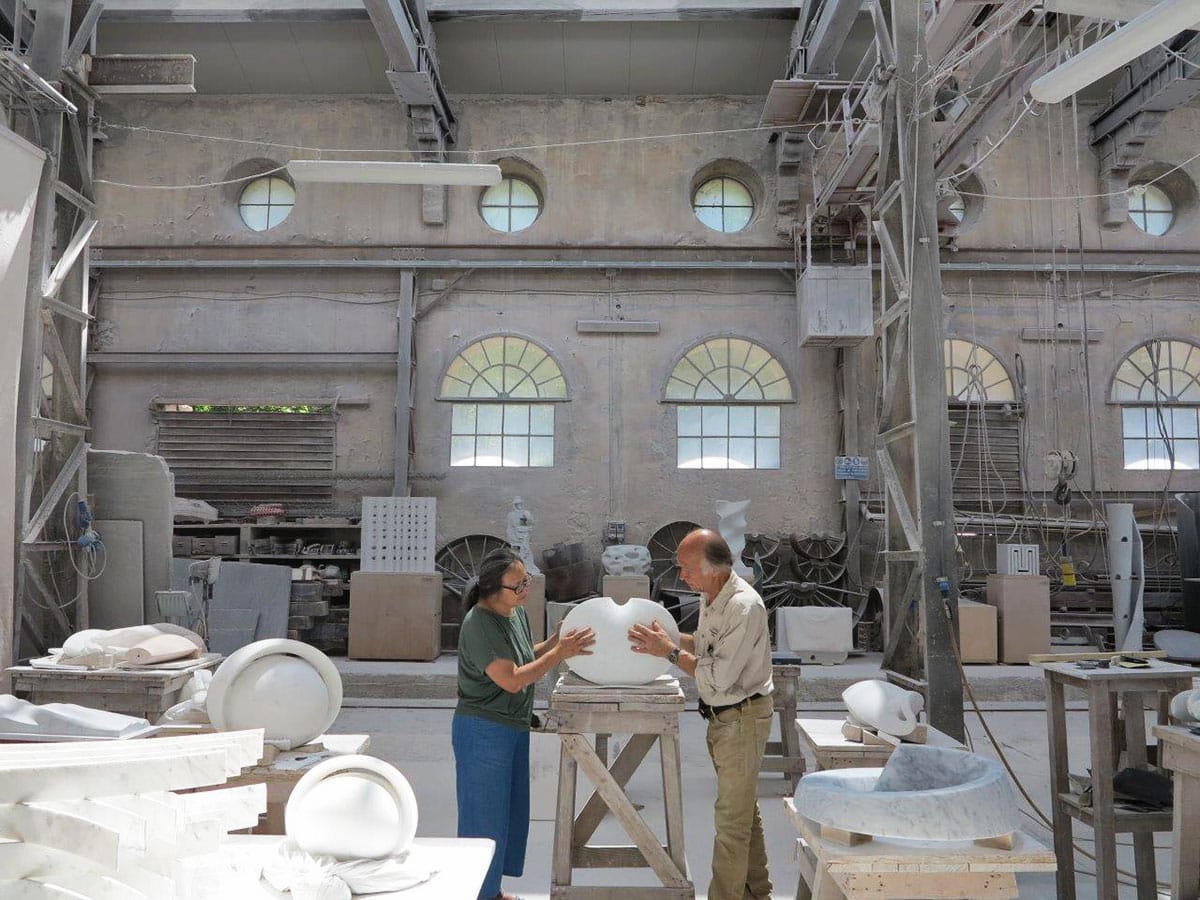 Arte: dalla natura alla scultura, il lungo viaggio del marmo e dell’arte di Cynthia Sah e Nicolas Bertoux in una mostra che porta Seravezza a Hong Kong