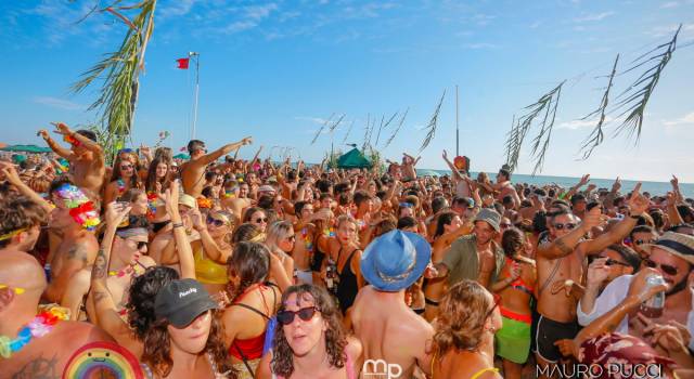 I ragazzi del BRAZEBO fanno il pieno al Bagno Ester di Viareggio: foto di Mauro Pucci