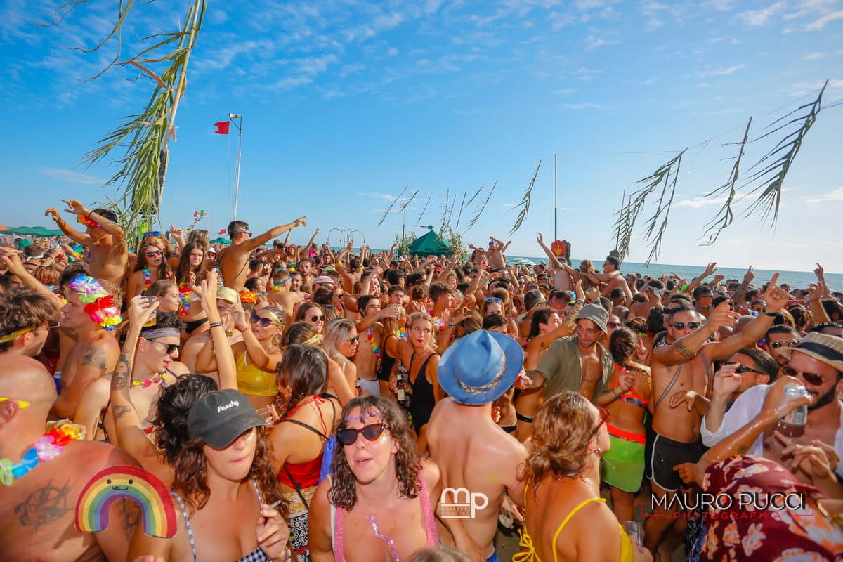 I ragazzi del BRAZEBO fanno il pieno al Bagno Ester di Viareggio: foto di Mauro Pucci