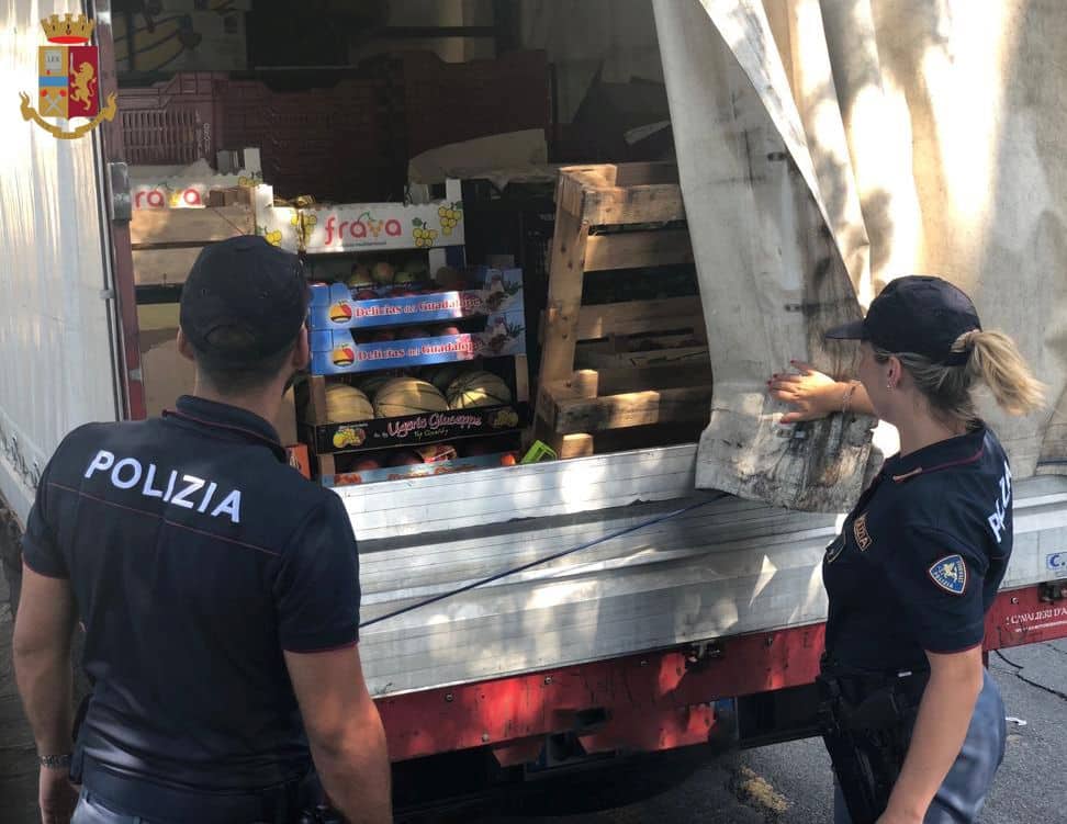 Trasporta frutta ma non ha la patente: bloccato dalla Polstrada