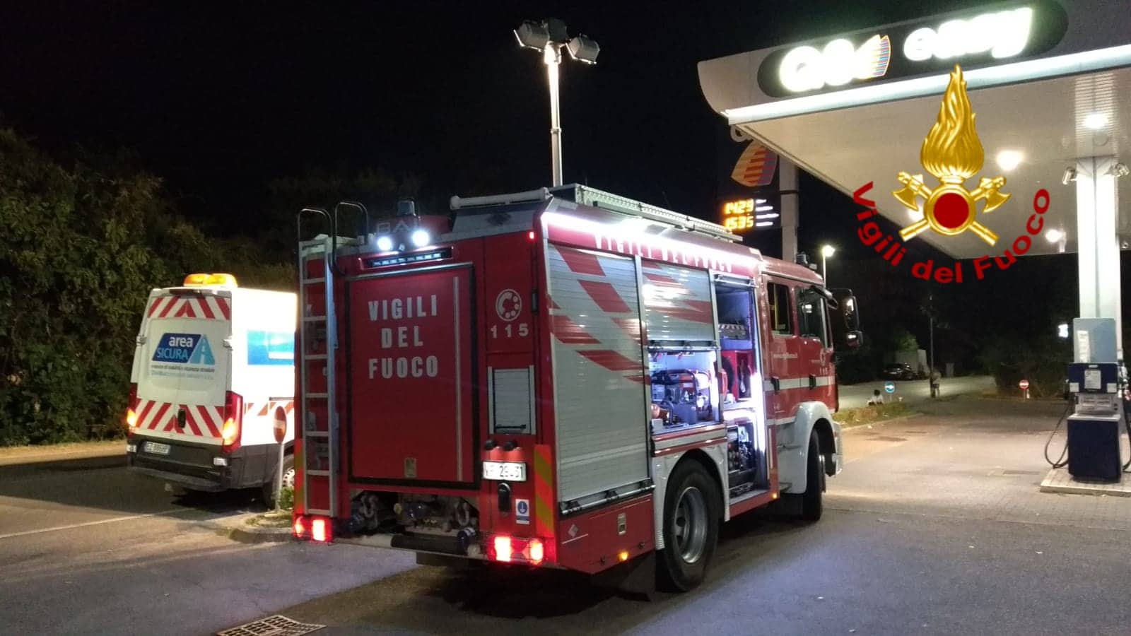 Scontro auto moto vicino a un distributore, due ragazzi finiscono in una scarpata