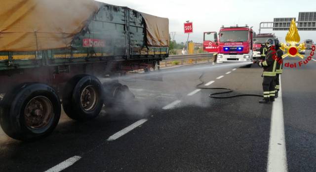 Semi rimorchio di un mezzo pesante va a fuoco in autostrada
