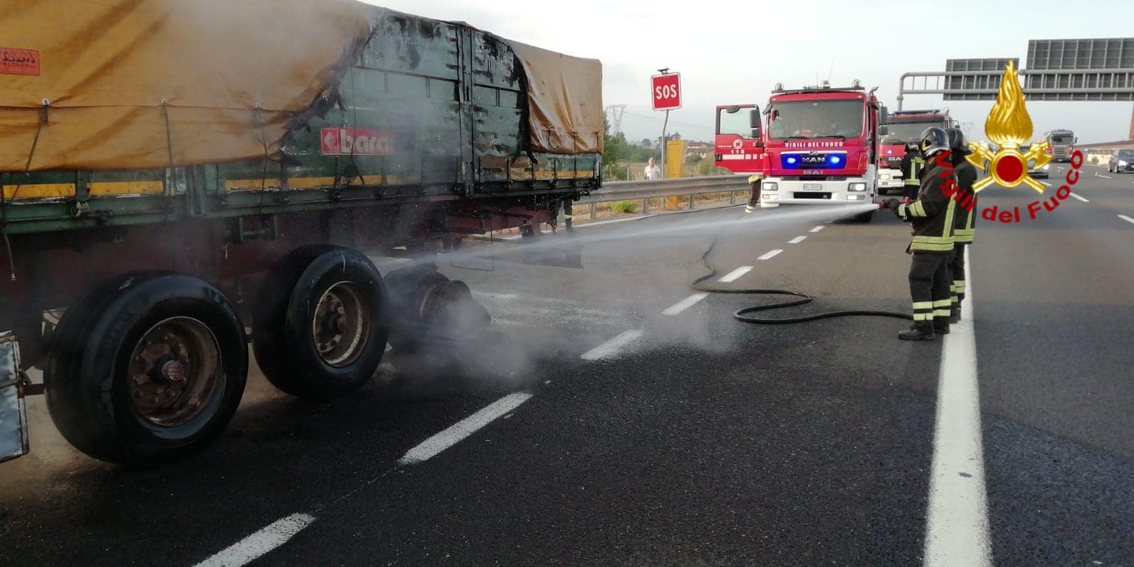 Semi rimorchio di un mezzo pesante va a fuoco in autostrada