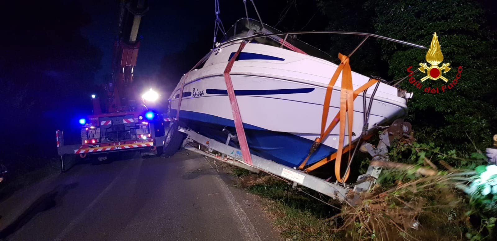 Carrello con una barca finisce fuori strada