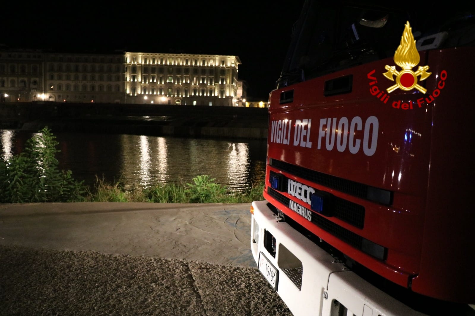 Si tuffa in Arno, nuota e sparisce: ritrovato dopo ore mentre cammina nudo in centro