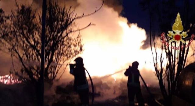 Fiamme a Nodica, bruciano legna e materiale plastico