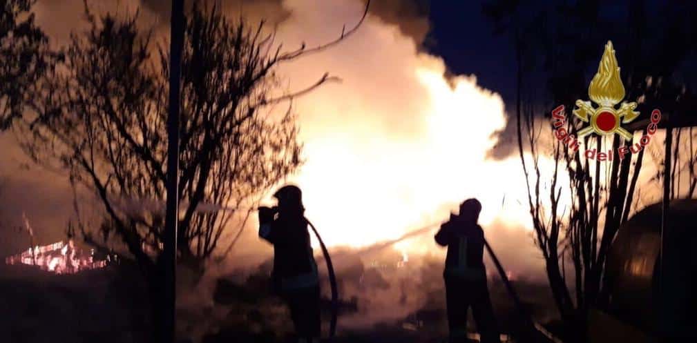 Fiamme a Nodica, bruciano legna e materiale plastico