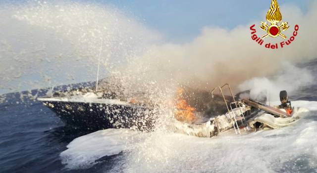 Barca a fuoco affonda: salvi gli occupanti