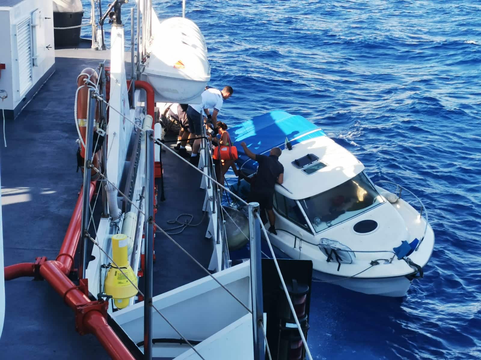 Falla a bordo, rischiano di affondare: brutta avventura per 5 diportisti