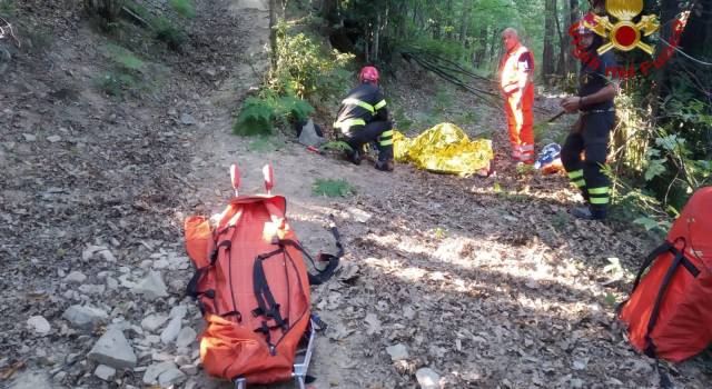 Ciclista cade su un sentiero, intervengono vigili del fuoco e soccorso alpino della GdF