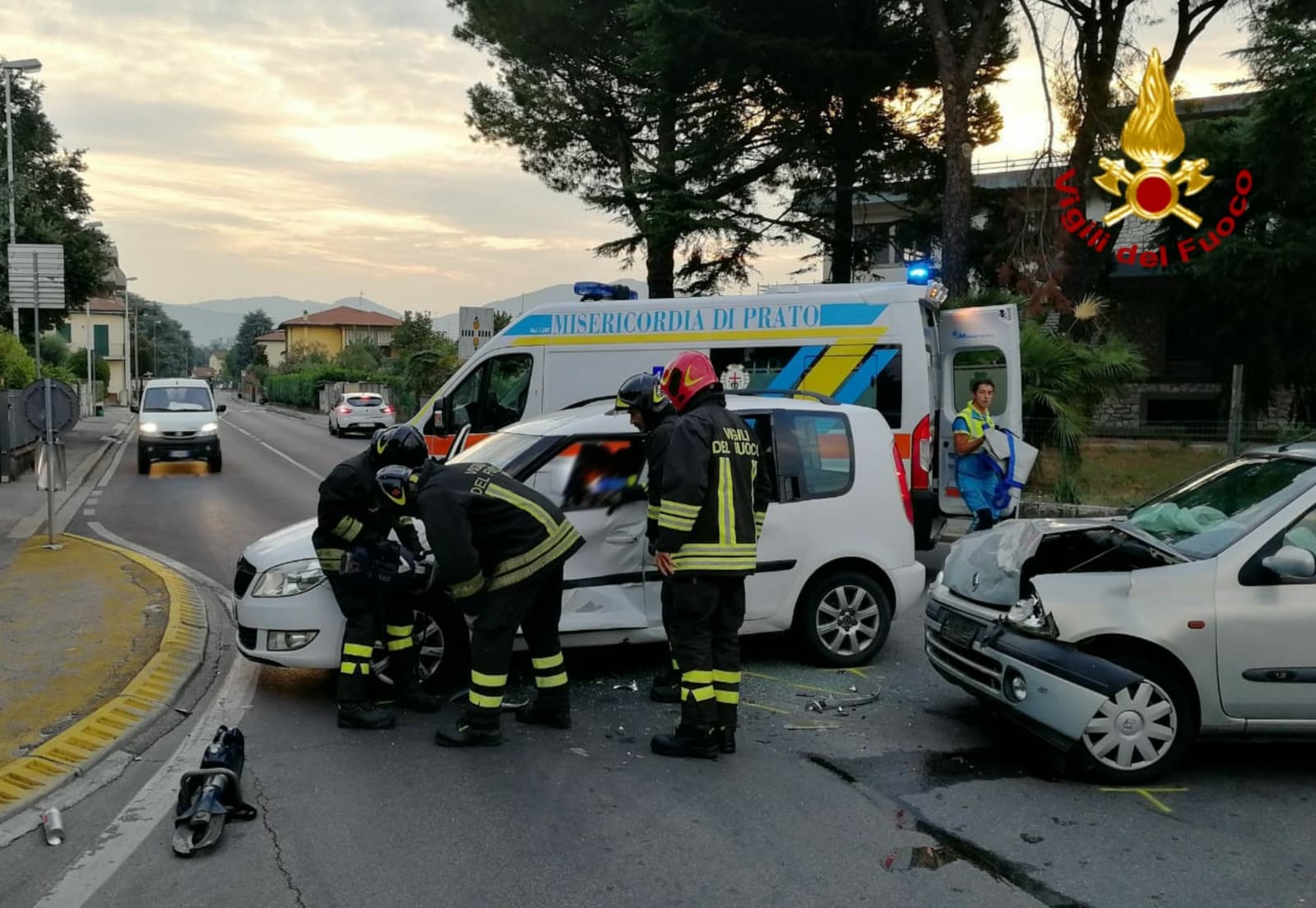 Scontro tra auto, automobilista estratto dalle lamiere dai vigili del fuoco