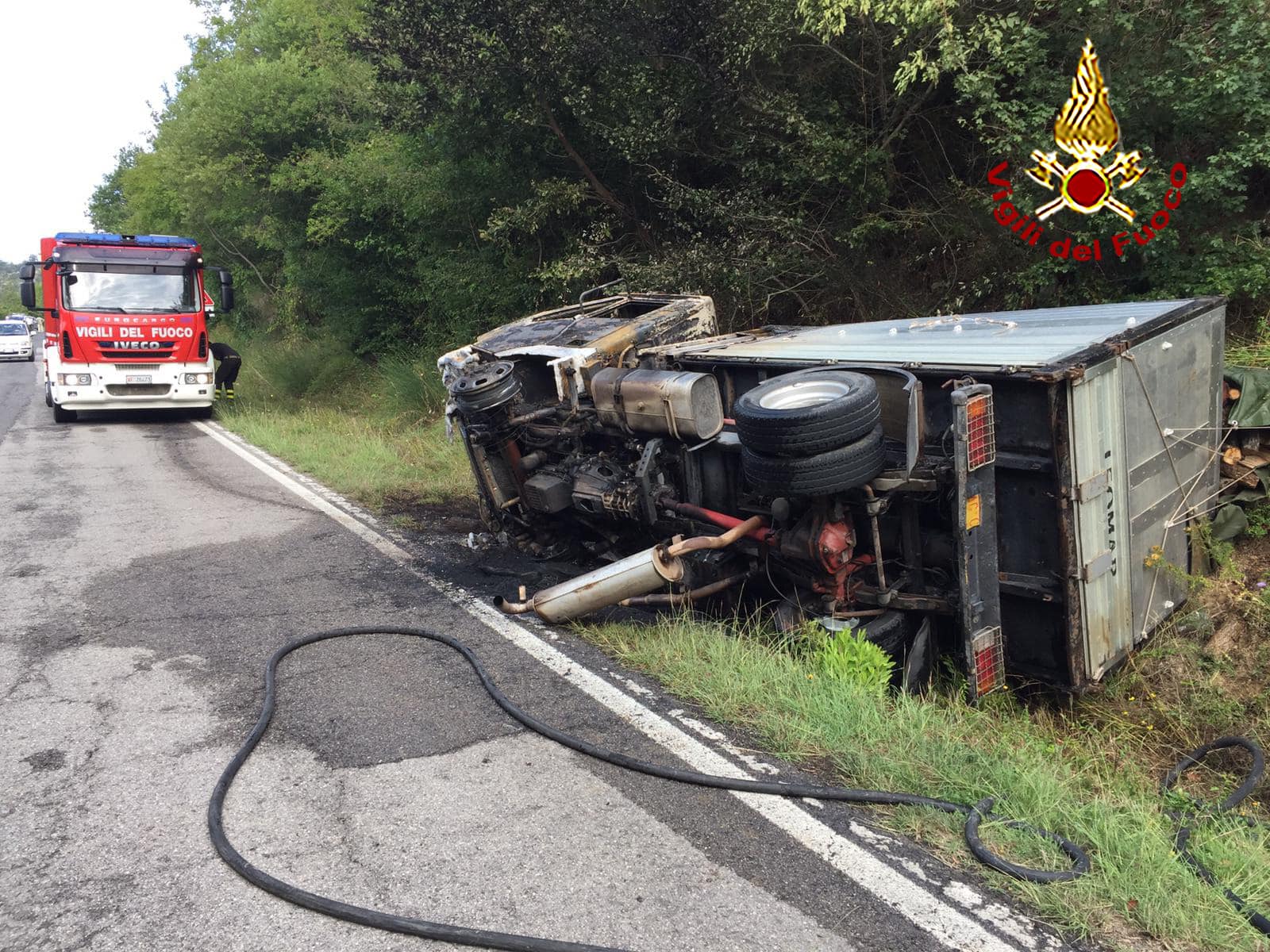 Camion a fuoco dopo un incidente, autista ricoverato in ospedale