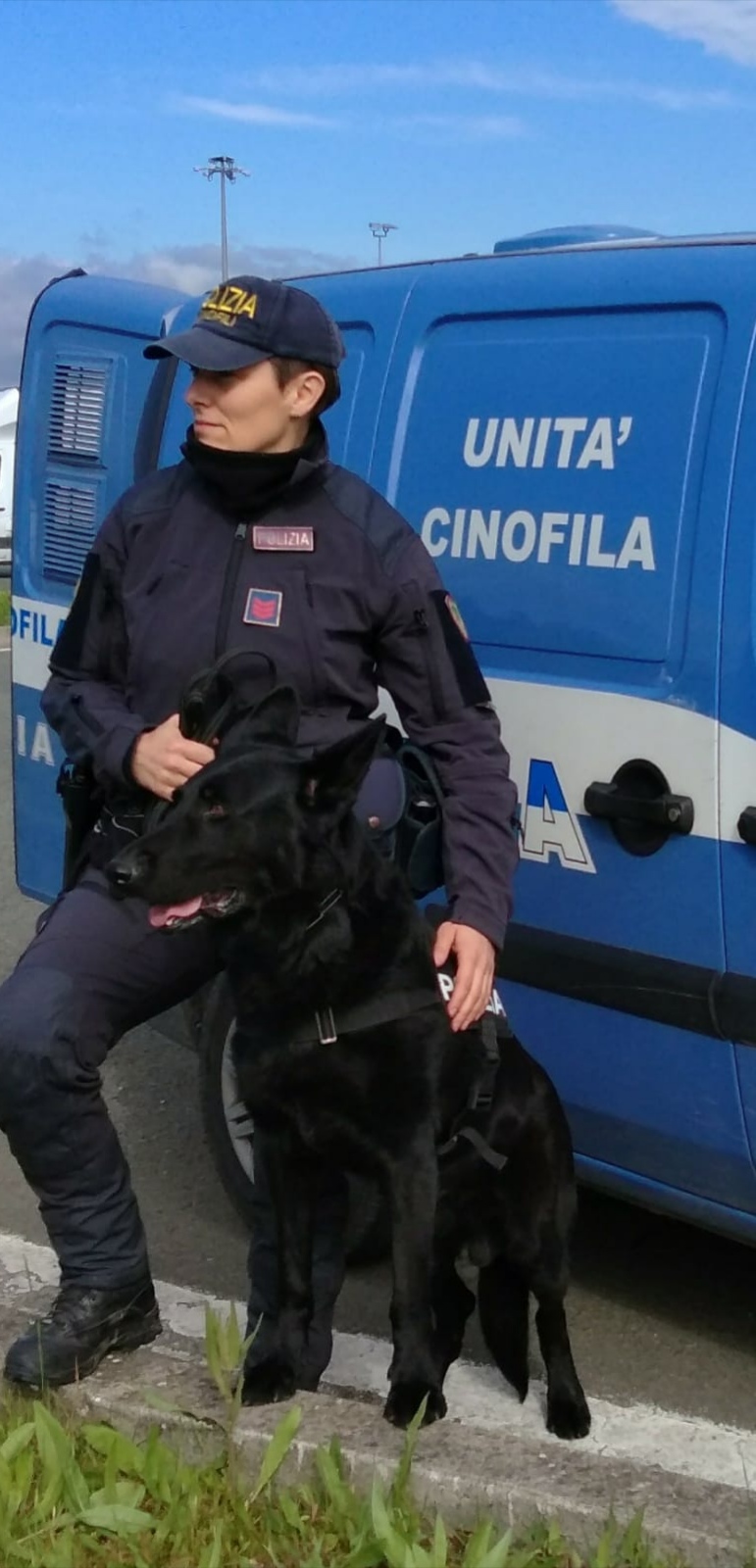 Il cane antidroga Okar va in pensione e viene adottotato dalla “sua” poliziotta