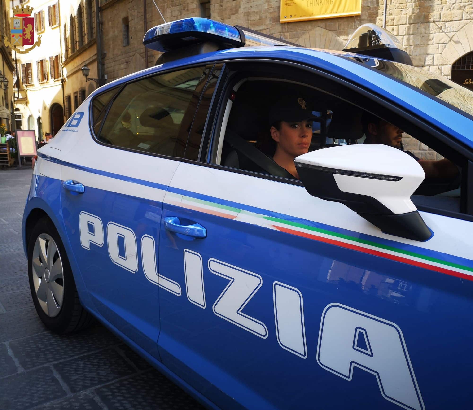 Minaccia col coltello un addetto alla vigilanza del Conad