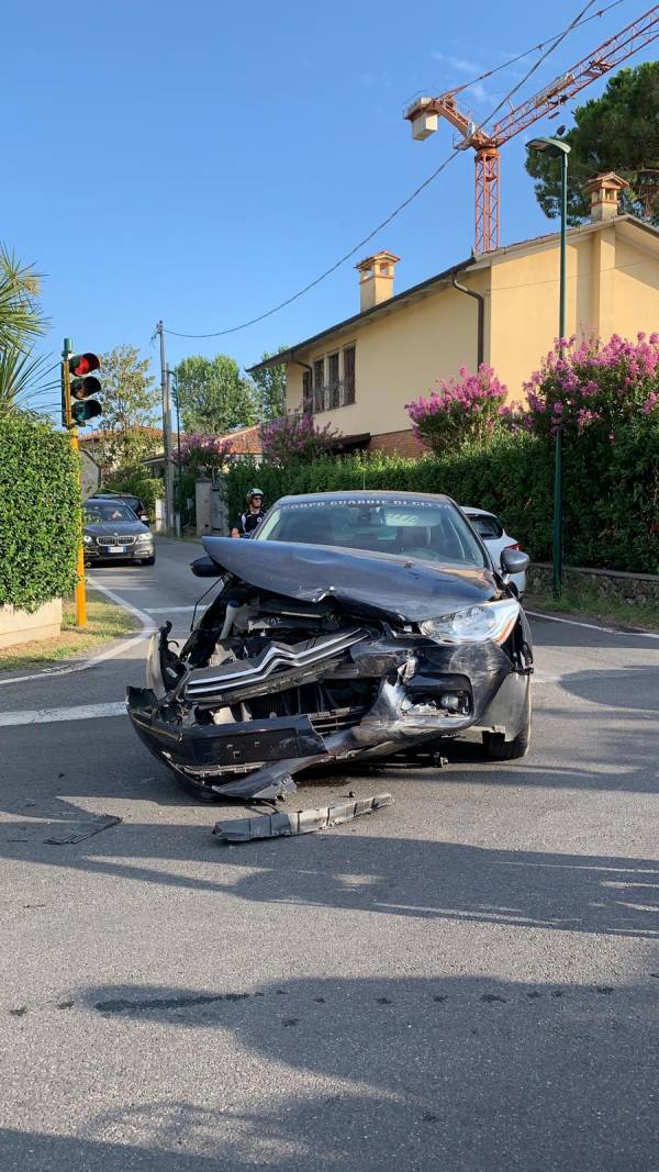 Passa col rosso e travolge due auto tragedia sfiorata a Forte dei