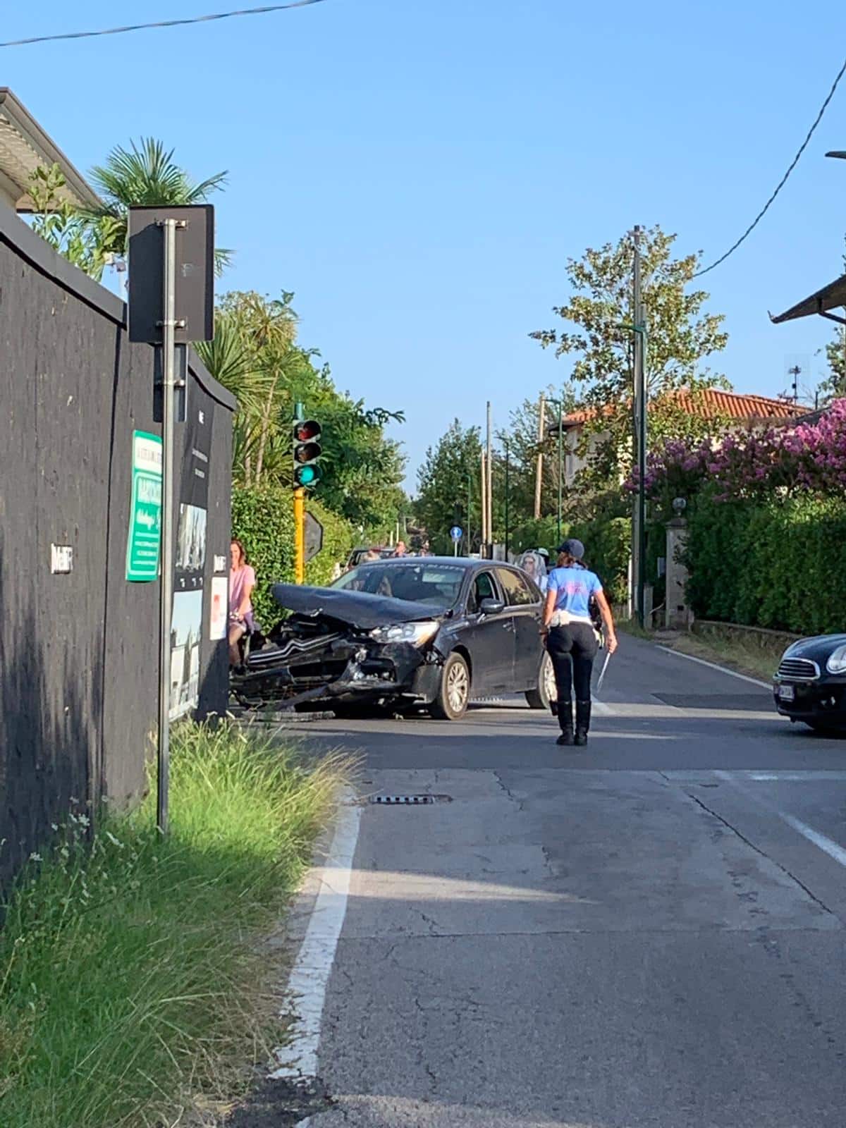 Passa col rosso e travolge due auto: tragedia sfiorata a Forte dei Marmi