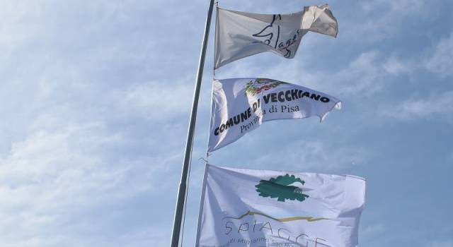 Le bandiere delle &#8216;Spiagge del Parco&#8217; sventolano sui 30 chilometri di costa da Viareggio a Calambrone
