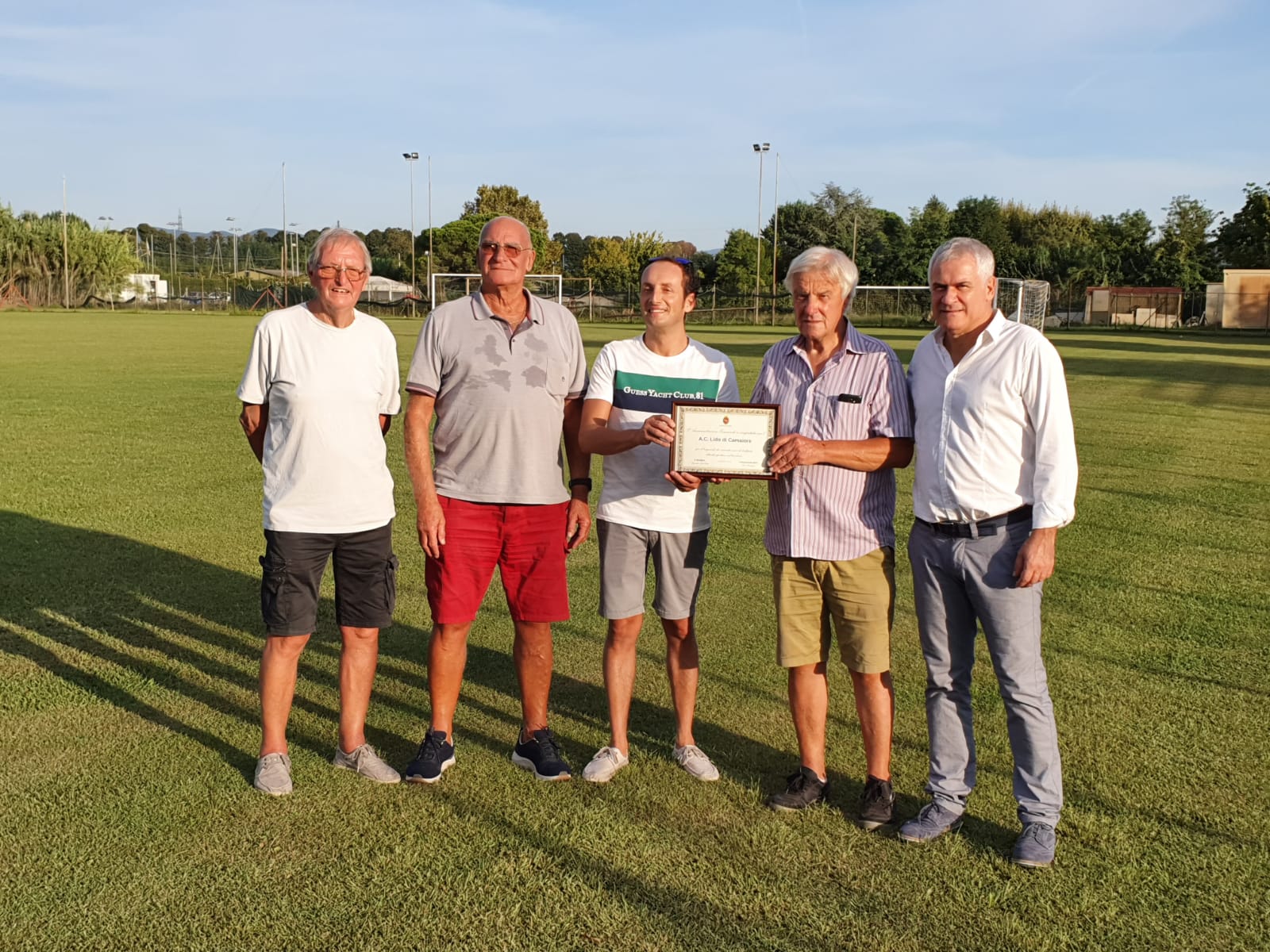 Una targa del Comune di Camaiore per i 60 anni del Lido Calcio