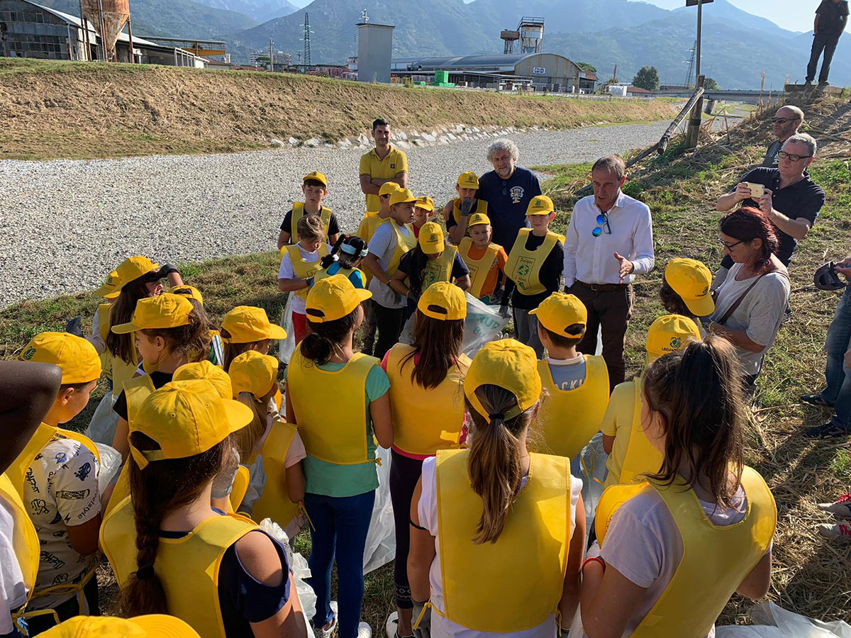 Gli scolari del Frasso e di Marzocchino per “Puliamo il Mondo” nel fiume Versilia