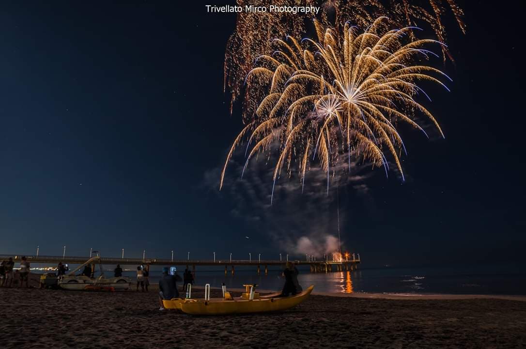 Fuochi d’artificio per la festa del pontile di Marina di Pietrasanta: le foto di Mirco Trivellato