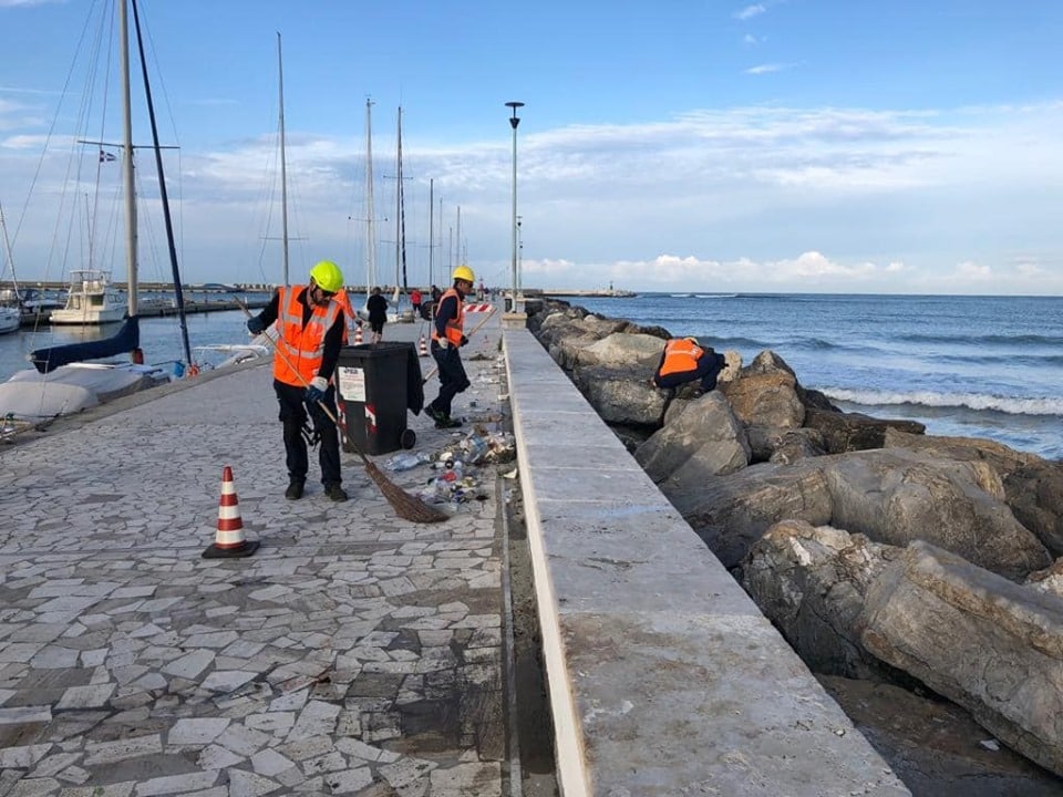 Il molo si fa bello: pulizia straordinaria da parte di Sea, tolte sigarette, lattine e bottiglie