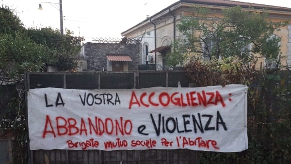 Striscione appeso in Darsena ad una casa murata dove fu eseguito uno sgombero