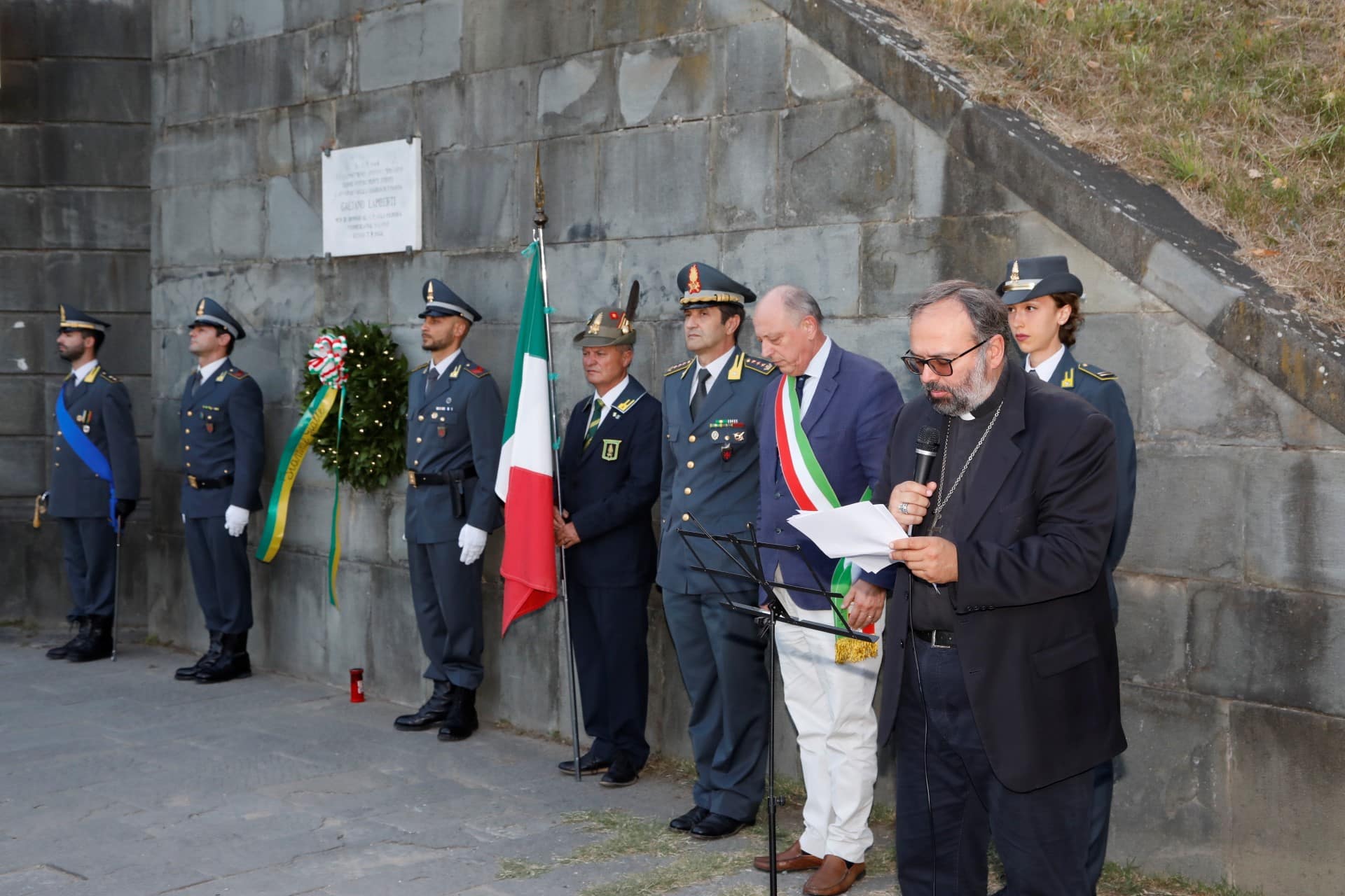 Anche il Vescovo di Lucca alla commemorazione dell’uccisione del finanziere Gaetano Lamberti