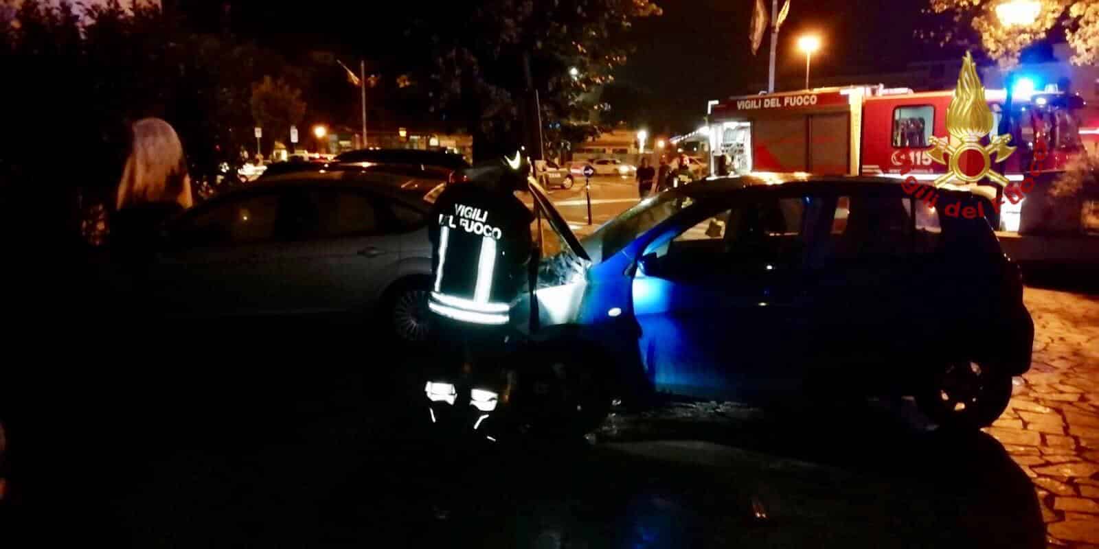 4 auto a fuoco ad Arezzo, intervengono i pompieri: la Polizia indaga sulle cause