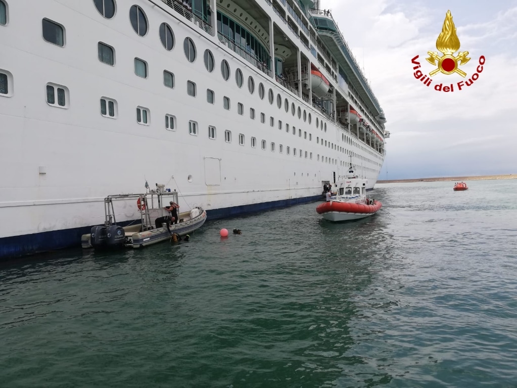 Cade in mare da una nave ormeggiata, trovato  morto