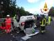 Scontro tra due auto in A1, una si ribalta: due feriti