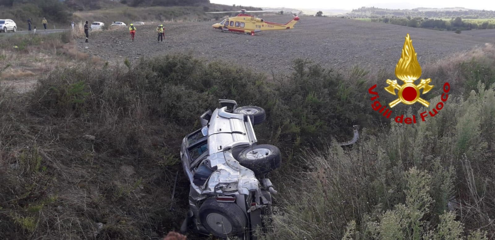 Auto fuori strada, conducente 24enne sbalzato fuori muore: il passeggero in ospedale