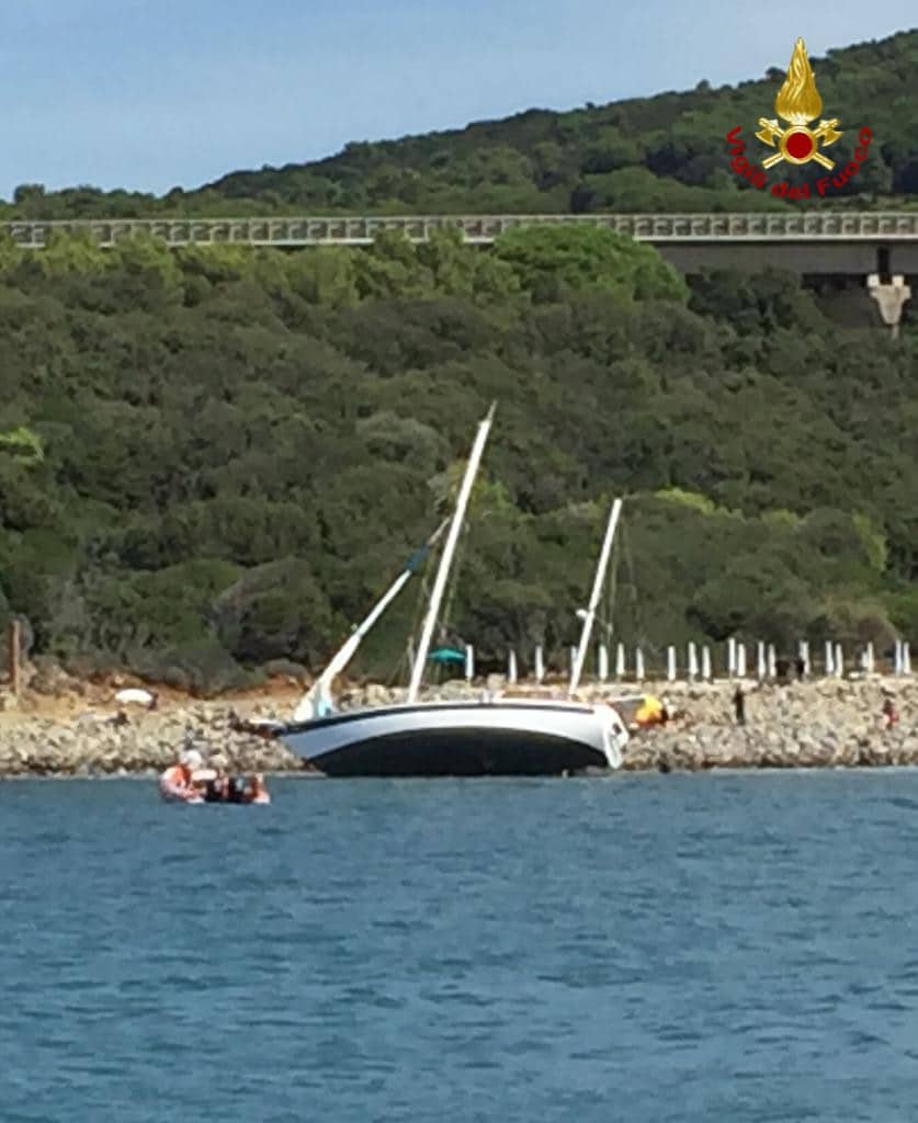 La barca si incaglia, ferito lo skipper: salvato il cane