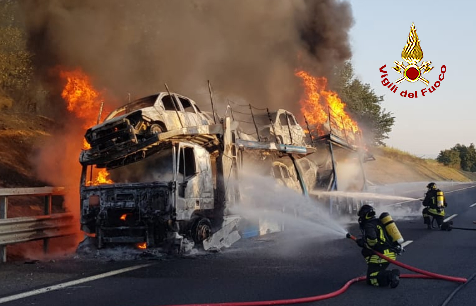 Bisarca a fuoco in autostrada