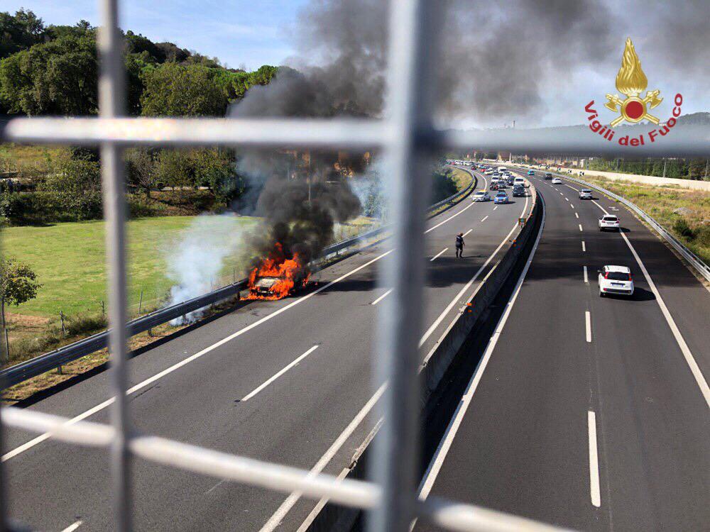 Due auto a fuoco sulla Firenze Mare