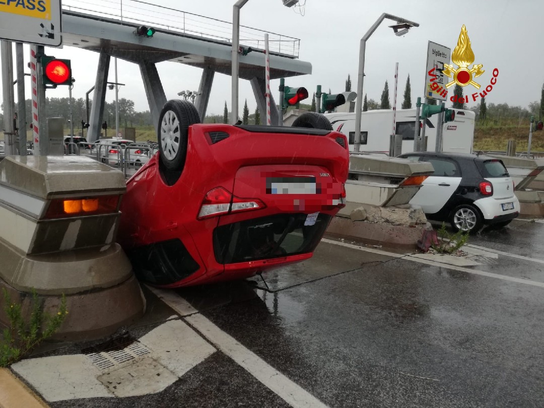 Si ribalta al casello in A12