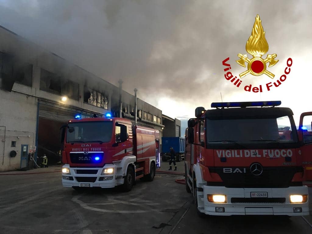 Fiamme in una attività di smaltimento di rifiuti industriali