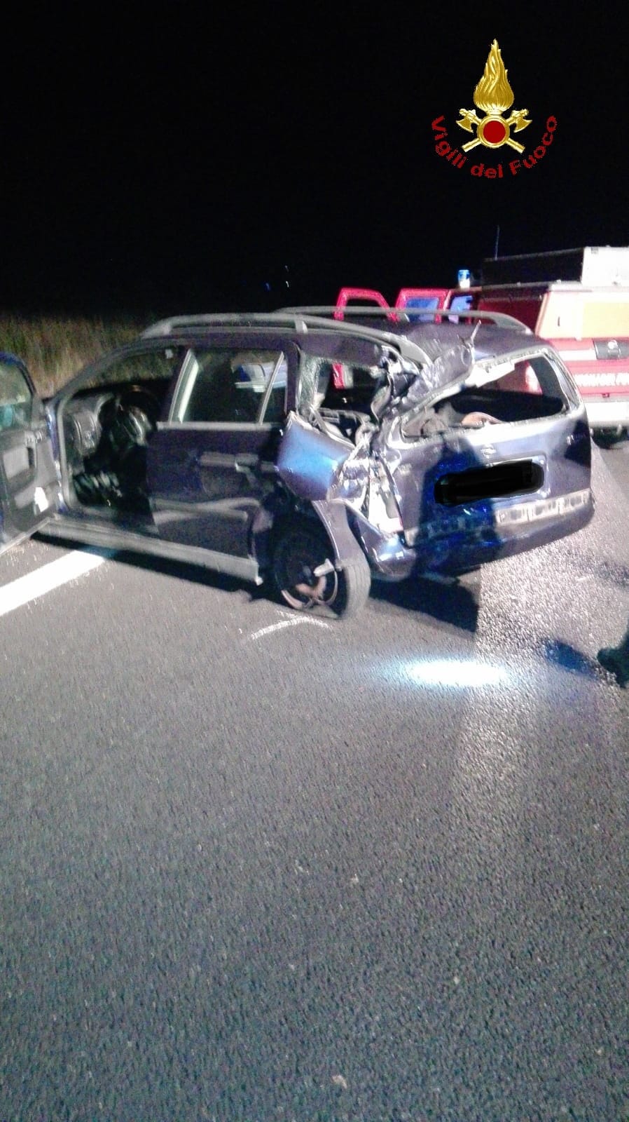 Scontro tra auto e camion, conducente della vettura rimasto incastrato tra le lamiere