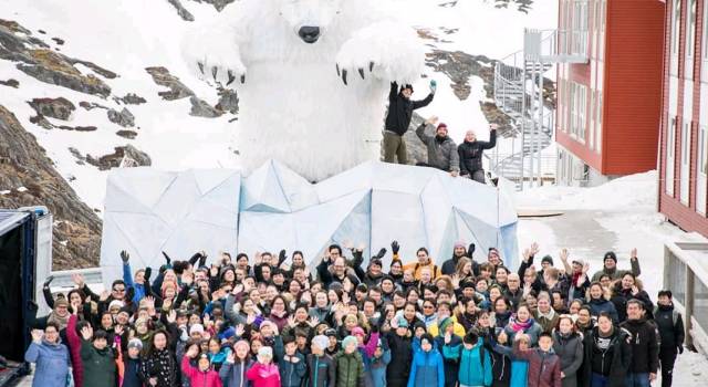 L&#8217;orso polare, allarme per lo scioglimento dei ghiacciai: il Carnevale di Viareggio va in Groenlandia