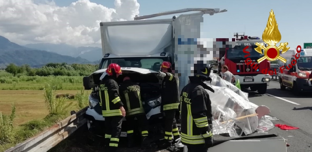 Tre furgoni e un tir coinvolti in un incidente, 8 feriti sull’A12