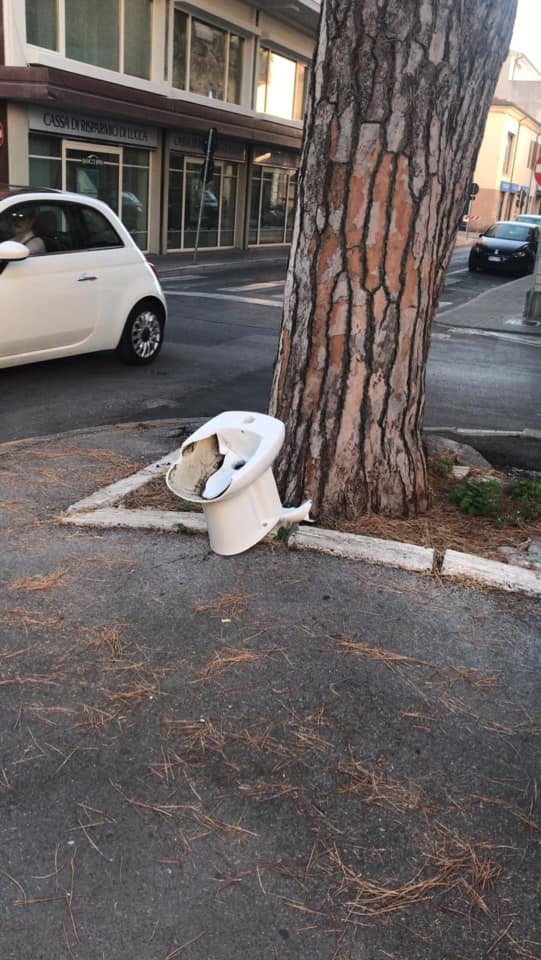 Wc abbandonato in strada a Viareggio