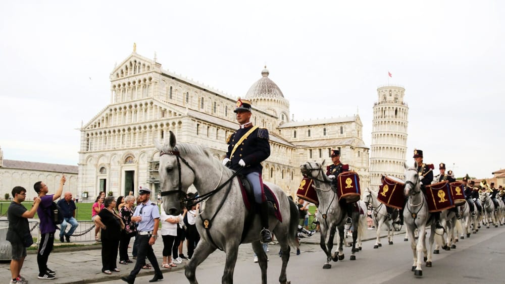 La Fanfara a cavallo della Polizia sfila a Pisa all’apertura del Toscana Endurance Lifestyle 2019