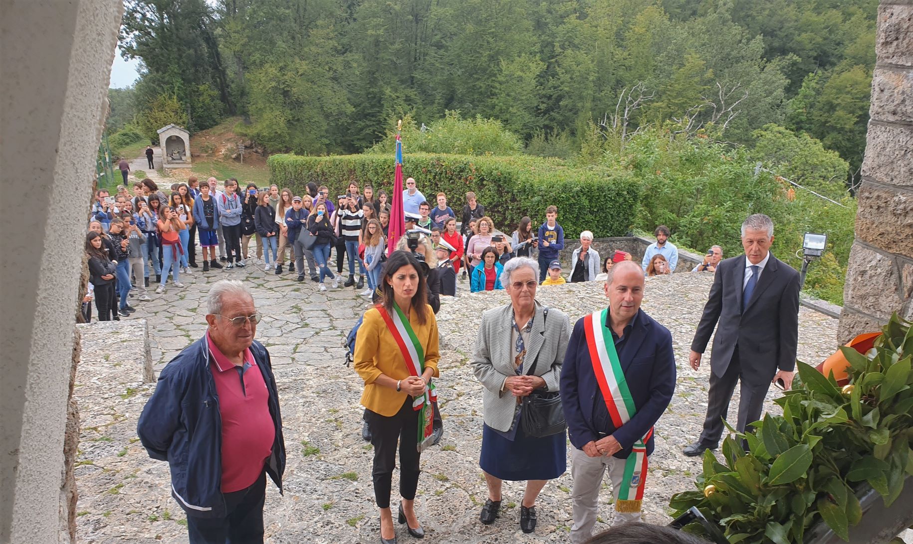 La sindaca Virgina Raggi e oltre 100 studenti romani a Sant’Anna di Stazzema