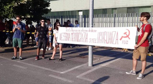 Test di ingresso a Medicina, volantinaggio a Lucca del Fronte della Gioventù Comunista