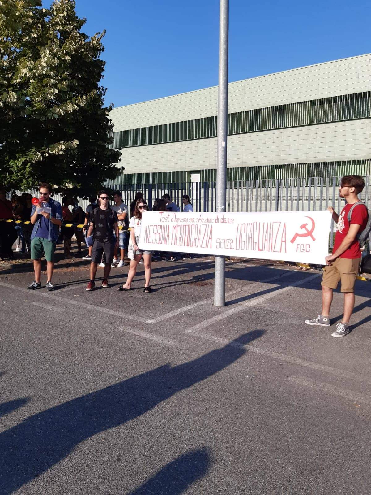 Test di ingresso a Medicina, volantinaggio a Lucca del Fronte della Gioventù Comunista